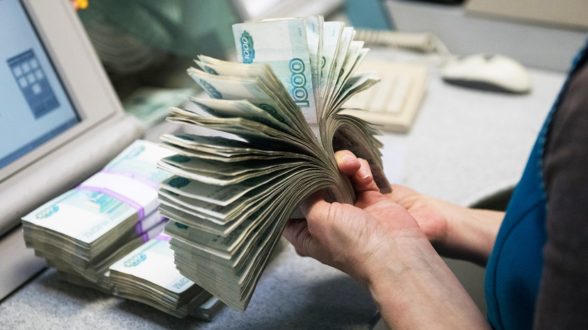 Курс рубля в начале торгов снизился к доллару и евро