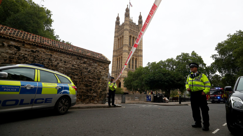 Полиция рассматривает инцидент у здания парламента Британии как теракт