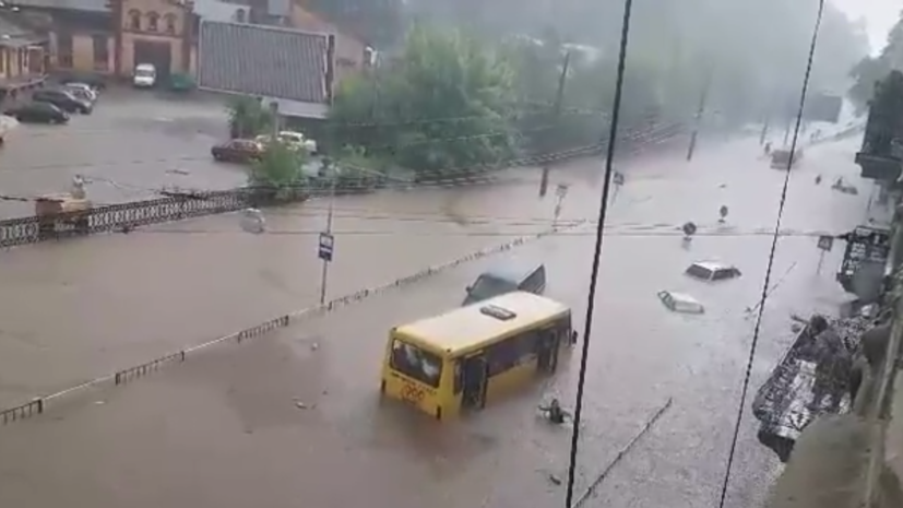 Во Львове спасатели эвакуировали 120 человек из подтопленных автобусов