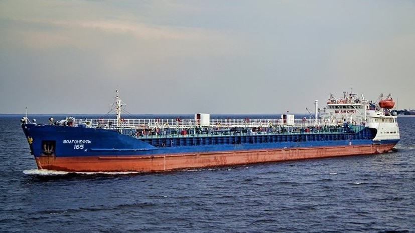 В Астраханской области танкер с топливом из Туркмении сел на мель 