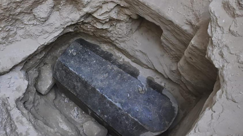 Египетские учёные рассказали о погребённых в гигантском чёрном саркофаге