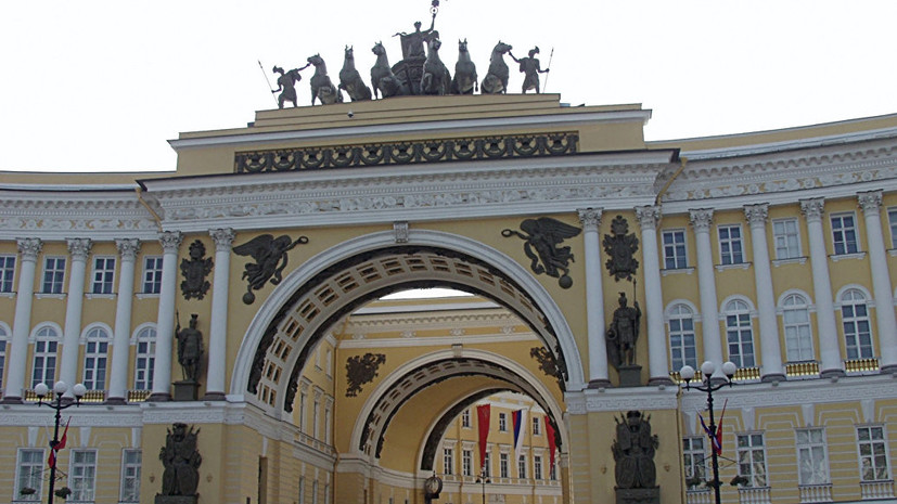 В Петербурге из-за сильного ветра обрушились леса с арки Главного штаба