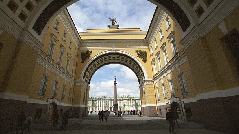 В МЧС рассказали о пострадавших при обрушении лесов с арки Главного штаба в Петербурге