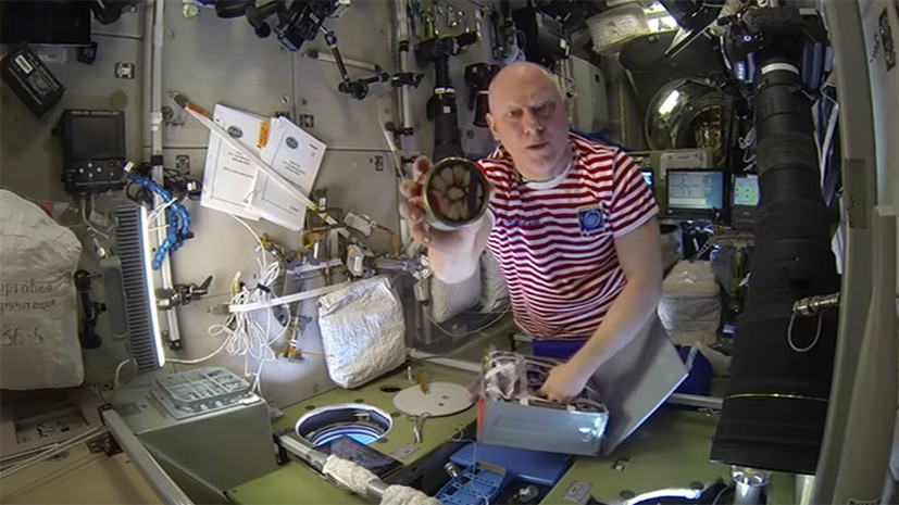 Российские космонавты на МКС меняют у американцев творог на консервы с крабами