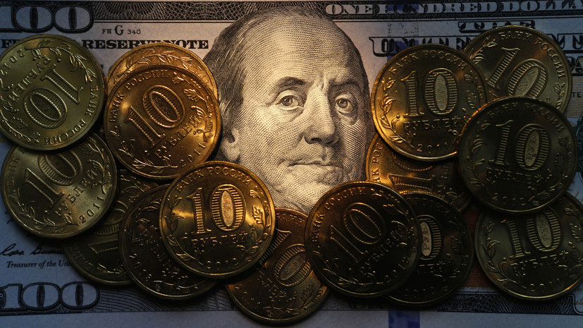 Доллар против доллара: приостановка покупки валюты США Центробанком РФ поддержала рубль