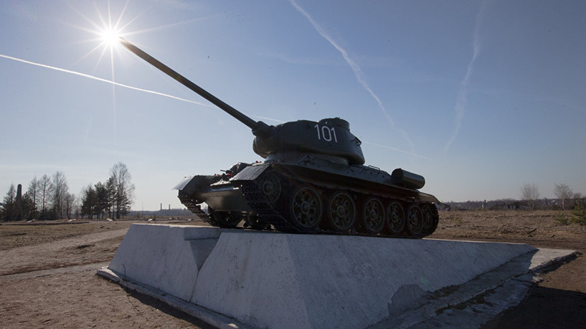Танк Т-34 перевернулся при погрузке после парада в Курске