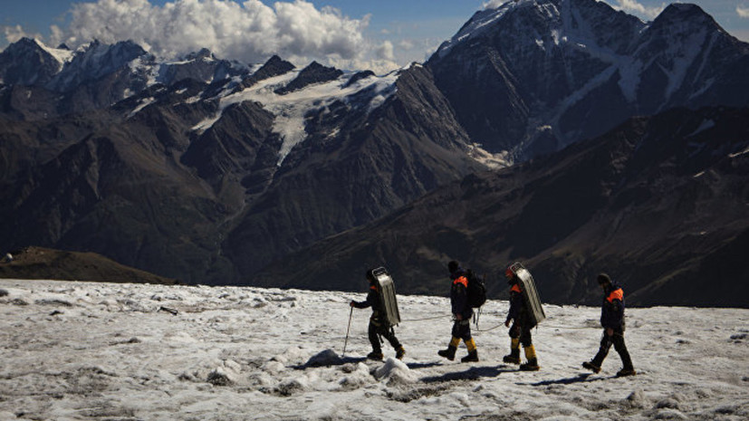 Следователи устанавливают обстоятельства гибели альпиниста от удара молнии на Эльбрусе