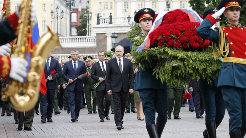 Путин возложил цветы к Могиле Неизвестного Солдата в Курске