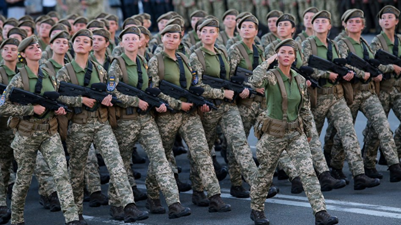 Порошенко начал военный парад словами из гимна Организации украинских националистов