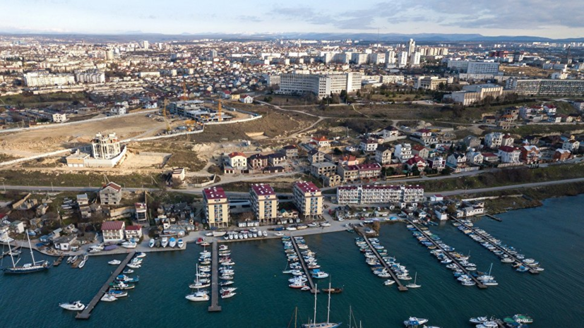 В Крыму начали собирать урожай розовой морской соли