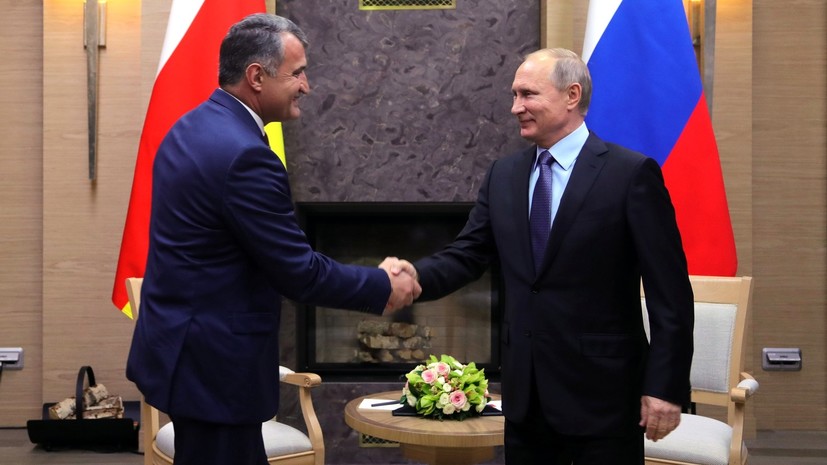 Президент Южной Осетии вручил Путину и Медведеву высшую награду республики