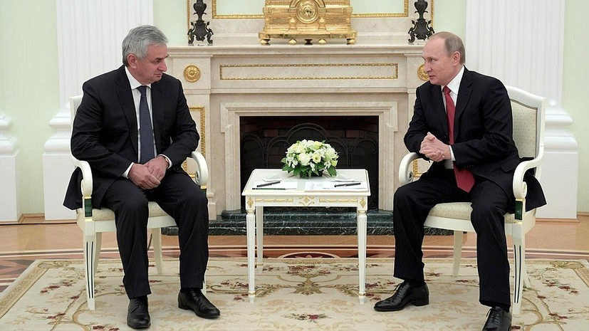 Президент Абхазии наградил Путина орденом «Честь и слава»