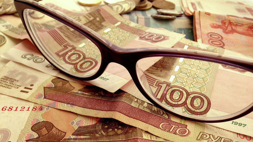 Рубль снижается на открытии торгов к доллару и евро