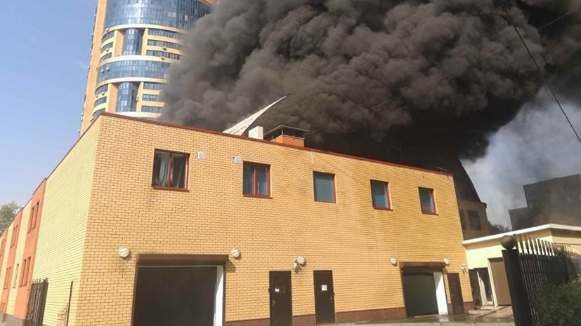 В подмосковном Реутове обвалилась крыша горящего теннисного корта