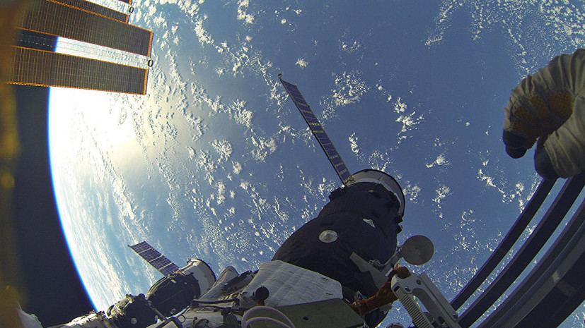 В «Роскосмосе» заявили, что космонавты устраняют проблему с утечкой воздуха на МКС   
