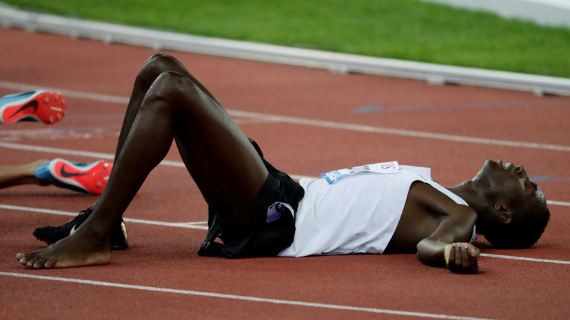 Кенийский бегун выиграл финал Бриллиантовой лиги в стипль-чезе с одной босой ногой