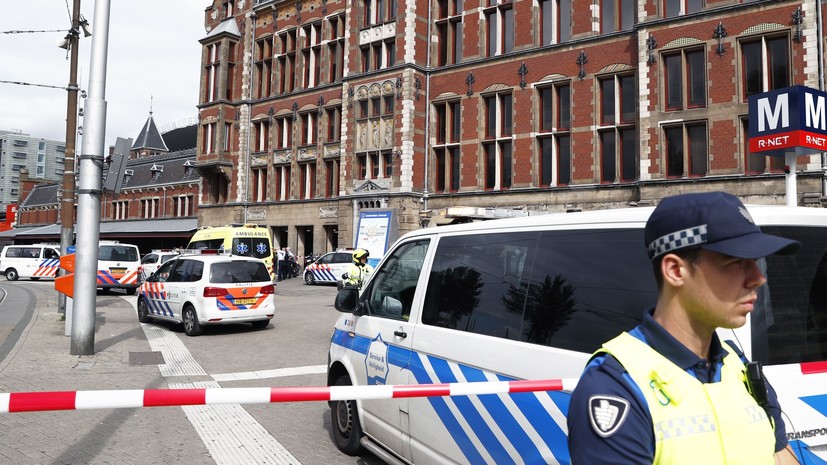 Двое ранены, преступник обезврежен: неизвестный с ножом напал на прохожих в центре Амстердама