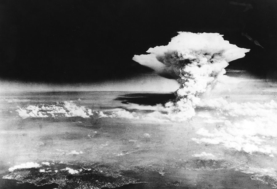 6 августа хиросима. Хиросима и Нагасаки атомная бомба. Хиросима Нагасаки ядерный взрыв. Взрыв атомной бомбы в Хиросиме. Взрыв Хиросима и Нагасаки.