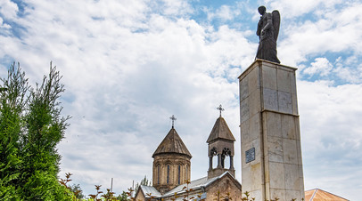Памятник жертвам грузино-осетинского конфликта «Скорбящий ангел» в Цхинвале © Алексей Ковалёв