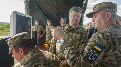 Пётр Порошенко и начальник Генштаба ВСУ Виктор Муженко на военном полигоне