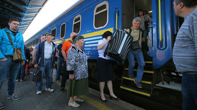 Пассажиры на Центральном вокзале в Киеве
