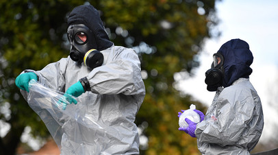 Полиция Британии ведёт расследование отравления Скрипалей в специальных костюмах