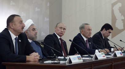 Главы Прикаспийских государств (слева направо): Ильхам Алиев, Хасан Рухани, Владимир Путин, Нурсултан Назарбаев, Гурбангулы Бердымухамедов