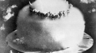 Момент взрыва водородной бомбы в акватории Тихого океана