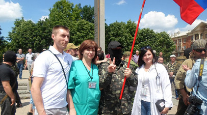 Лилия Радионова с бойцами ополчения