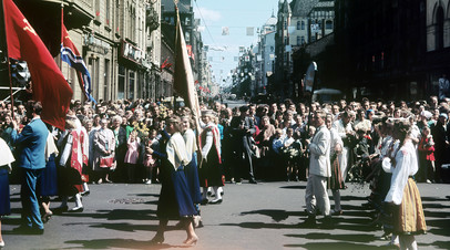 Народные гуляния в день праздника песни. Латвийская ССР