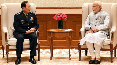 Министр обороны Китая Вэй Фэнхэ во время встречи с премьер-министром Индии Нарендрой Моди

