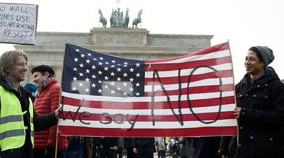 Акция протеста у американского посольства в Берлине 