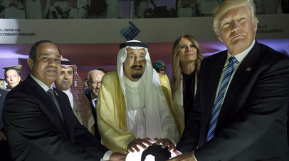 Президент США Дональд Трамп, первая леди США Меланья Трамп, президент Египта Абдель Фаттах ас-Сиси (слева) и король Саудовской Аравии Сальман бен Абдель-Азиз Аль-Сауд в Эр-Рияде