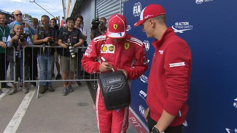 Сын Шумахера вручил приз Райкконену за победу в квалификации Гран-при Италии