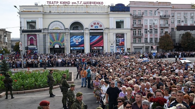 Около 200 тысяч человек участвуют в шествии в память о Захарченко в Донецке