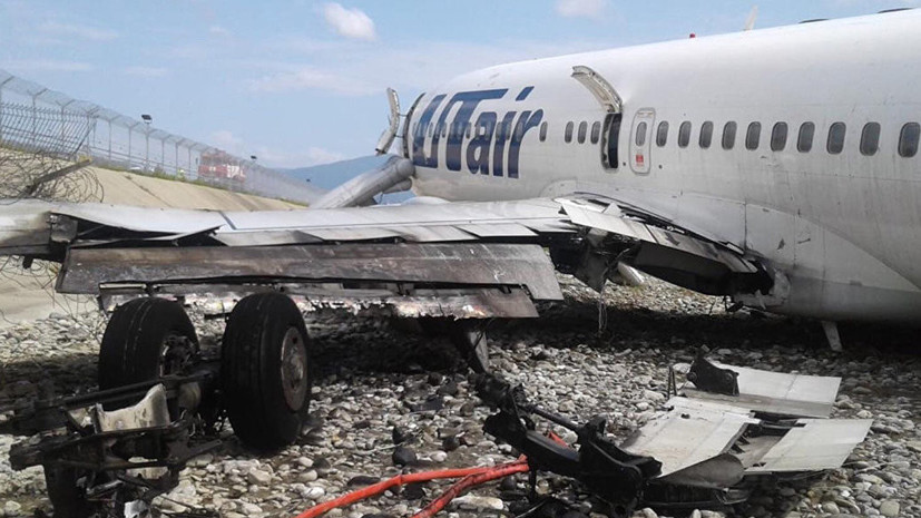 У аварийно севшего самолёта в аэропорту Сочи продолжают дежурить спасатели