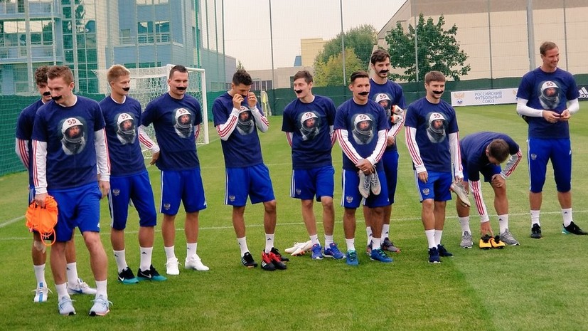 Футболисты сборной России поздравили Черчесова с юбилеем, надев накладные усы 