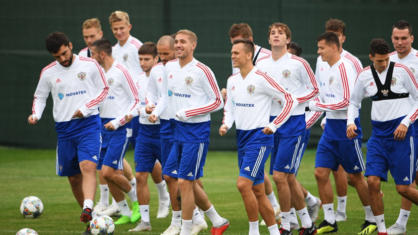 Сборная России по футболу устроила День сердца на тренировке