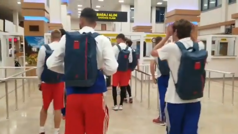 Сборная России по футболу прилетела в Трабзон на матч с Турцией