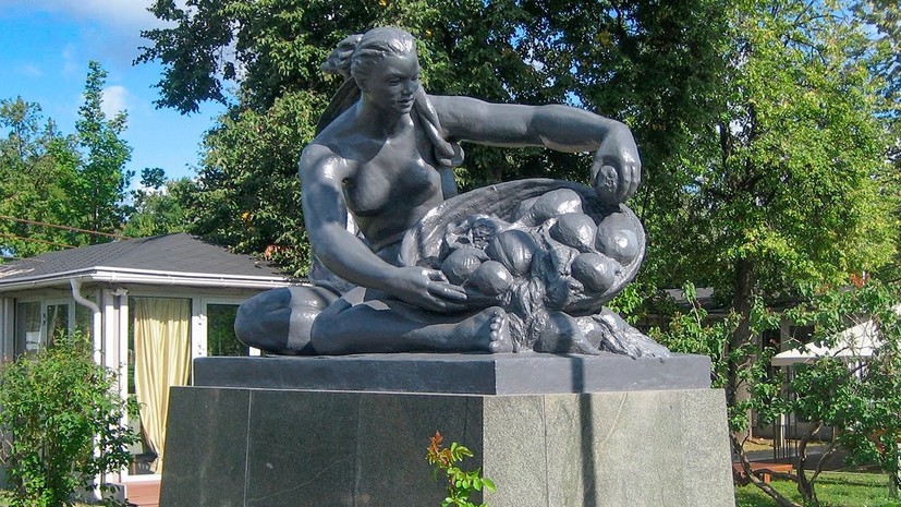 В «Лужниках» завершили реставрацию скульптур «Земля» и «Вода» Мухиной