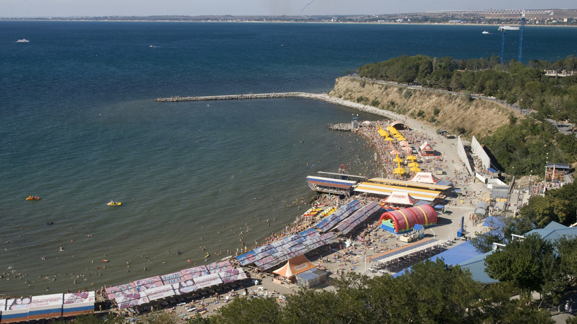 На городских пляжах Анапы запретили купание из-за гроз