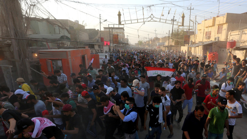 В иракской Басре демонстранты атаковали пожарные машины
