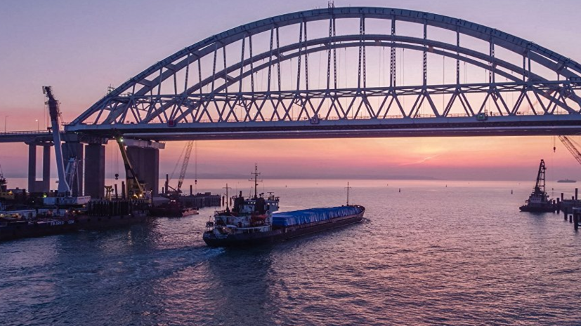 Плавучий кран столкнулся с Крымским мостом и повредил ограждение