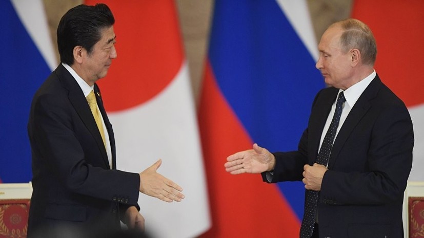 Абэ анонсировал облегчение выдачи виз для групп туристов из России
