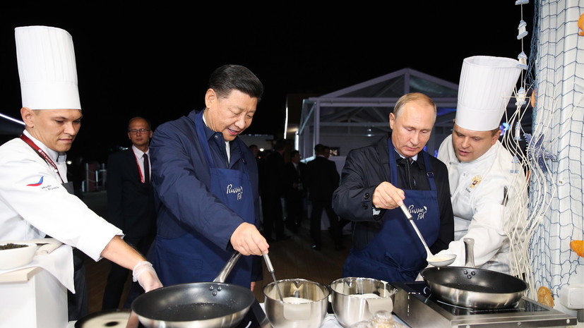 Путин и Си Цзиньпин на полях ВЭФ-2018 приготовили себе блины с икрой