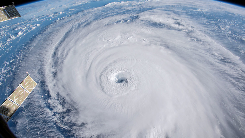 Ураган «Флоренс» в Атлантическом океане ослаб до первой категории