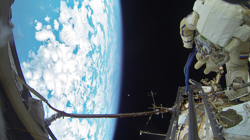 Источник: российские космонавты могут совершить два внеплановых выхода в открытый космос
