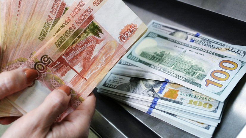 Курс рубля растёт к доллару в начале торгов