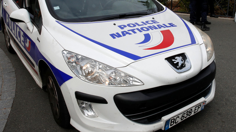 СМИ: Во Франции при наезде автомобиля пострадали два посетителя бара