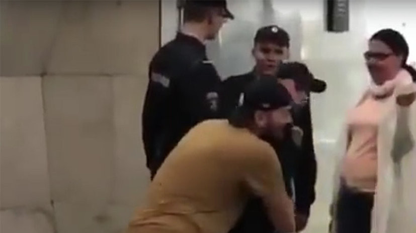 Поднявший на руки росгвардейца в московском метро не признаёт свою вину